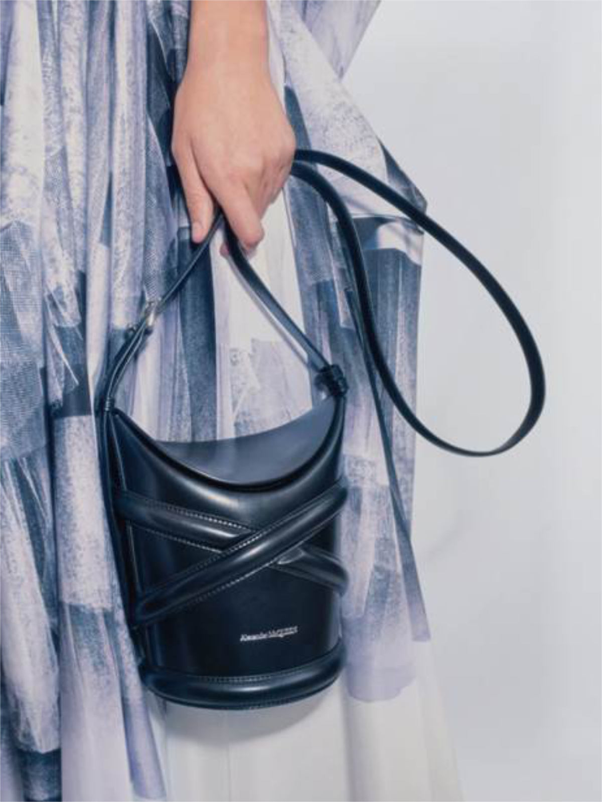 Alexander McQueen introduces its new Bag - The Curve