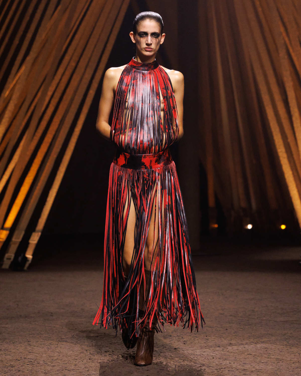 McQueen Spring Summer 2026: Primal Elegance And Avant-Garde Tailoring