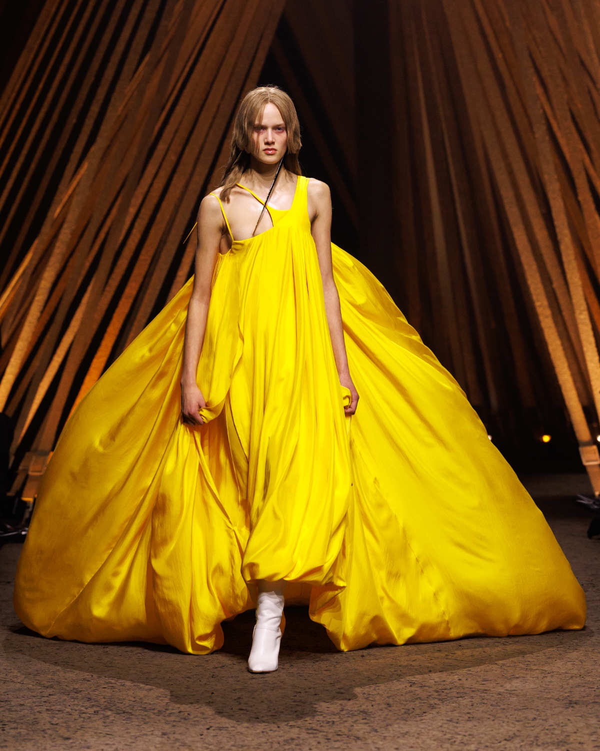 McQueen Spring Summer 2026: Primal Elegance And Avant-Garde Tailoring