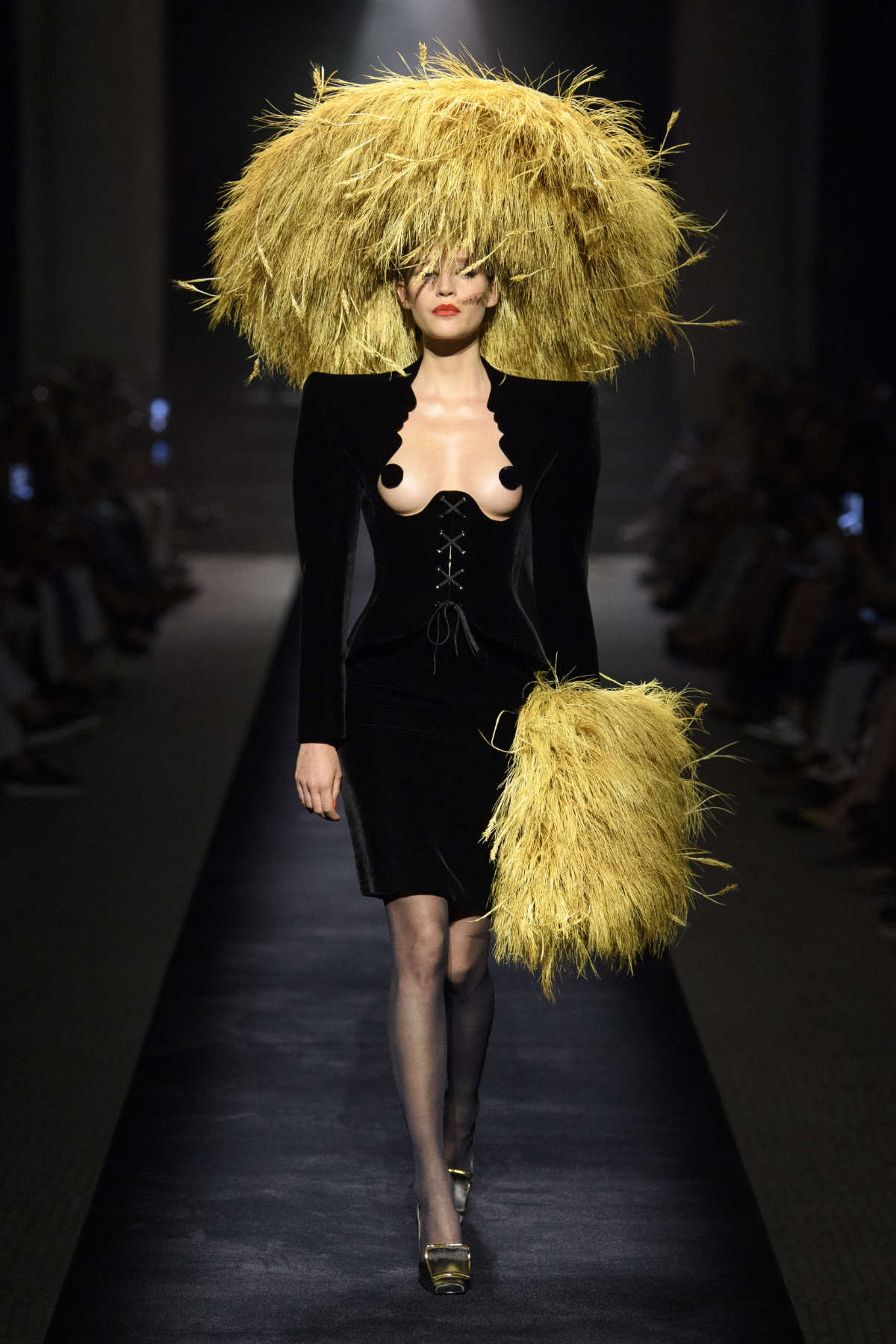 Schiaparelli Presents Its New Haute Couture Fall-Winter 2022/23 Collection: Born Again