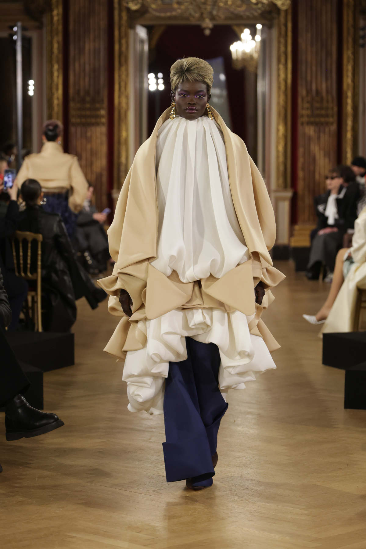 Viktor&Rolf Present Their New Haute Couture Spring/Summer 2025 Collection: Couture Prompt