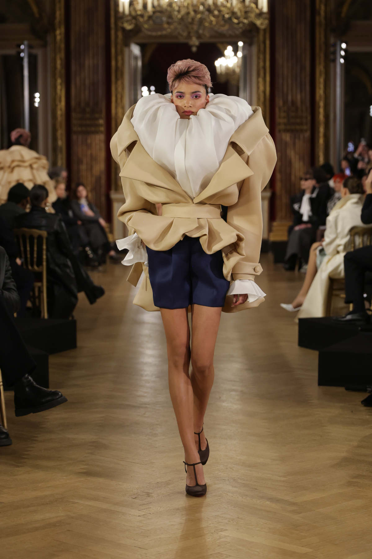 Viktor&Rolf Present Their New Haute Couture Spring/Summer 2025 Collection: Couture Prompt