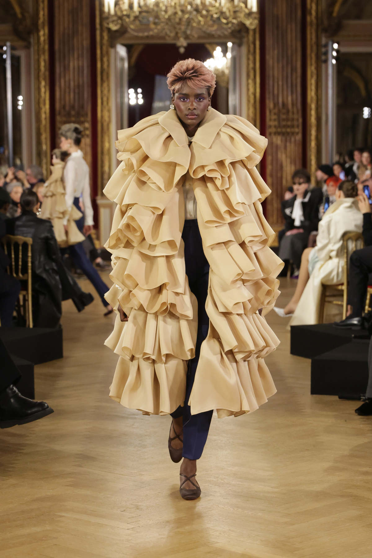 Viktor&Rolf Present Their New Haute Couture Spring/Summer 2025 Collection: Couture Prompt