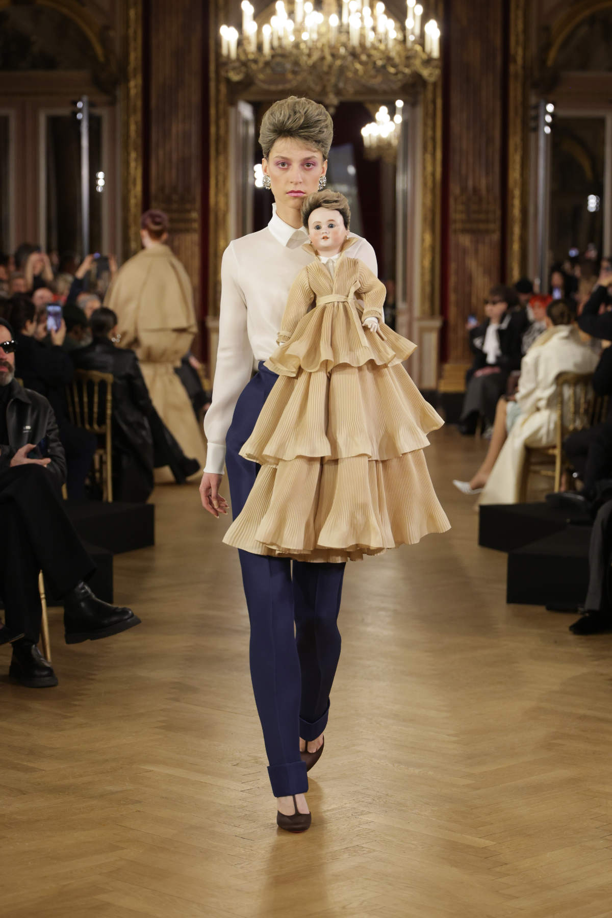 Viktor&Rolf Present Their New Haute Couture Spring/Summer 2025 Collection: Couture Prompt