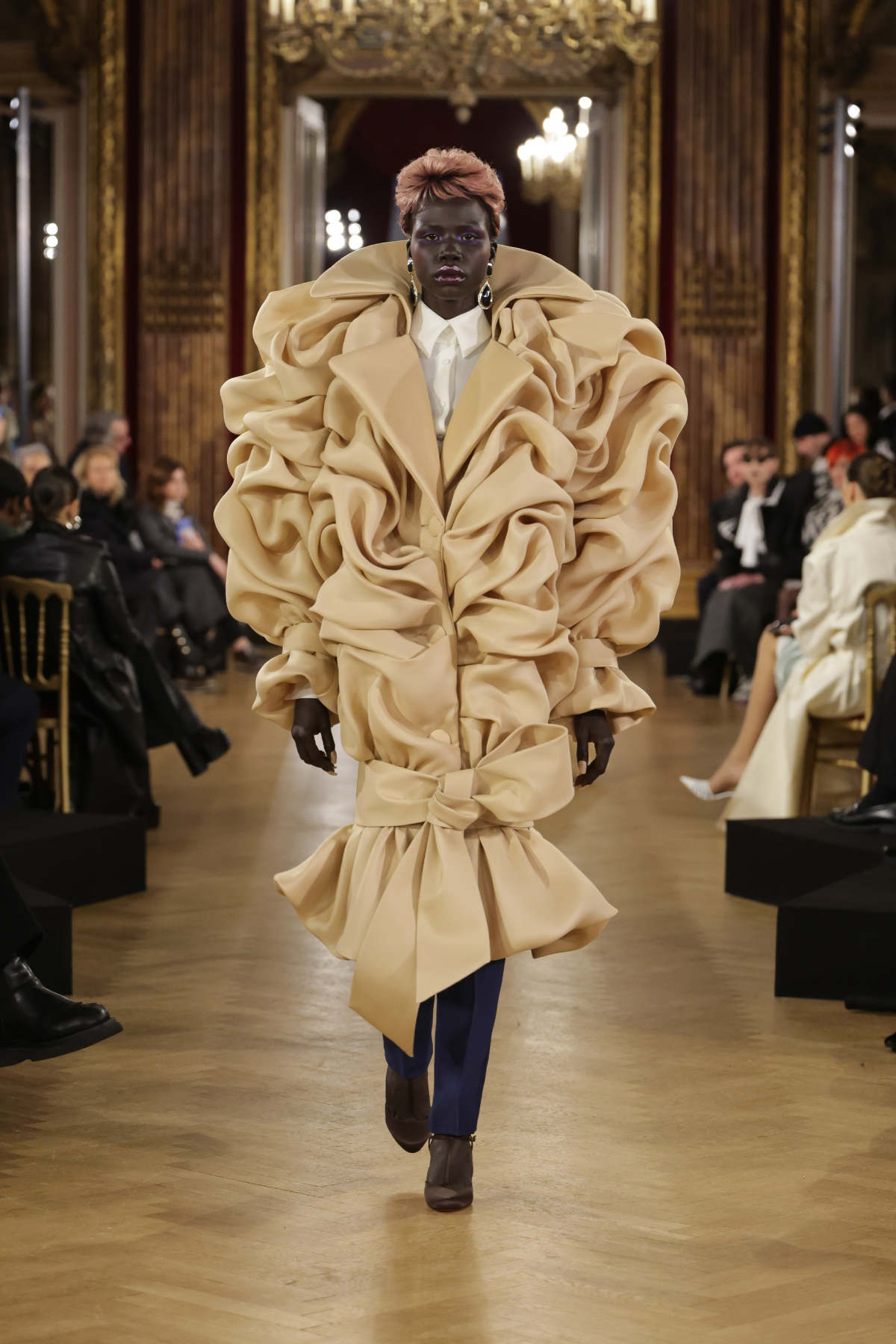 Viktor&Rolf Present Their New Haute Couture Spring/Summer 2025 Collection: Couture Prompt