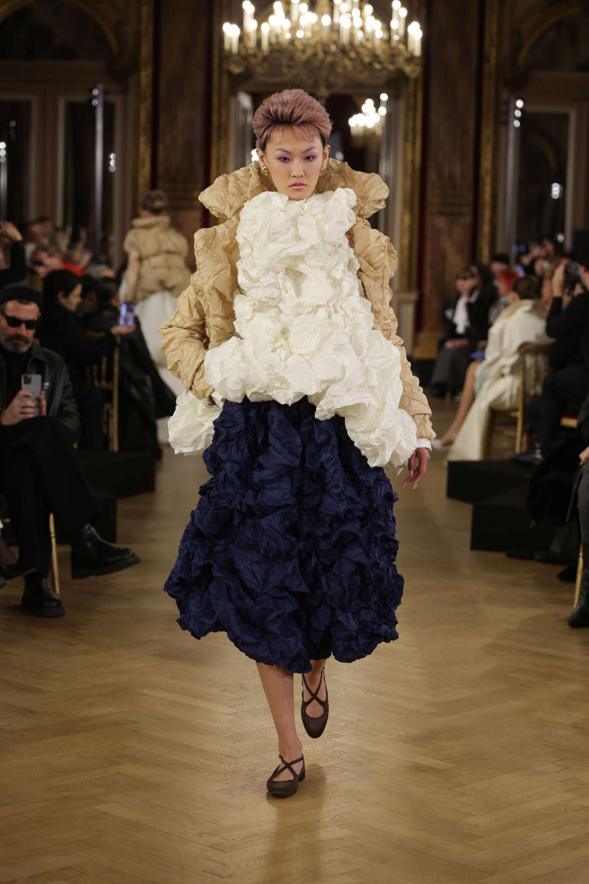 Viktor&Rolf Present Their New Haute Couture Spring/Summer 2025 Collection: Couture Prompt