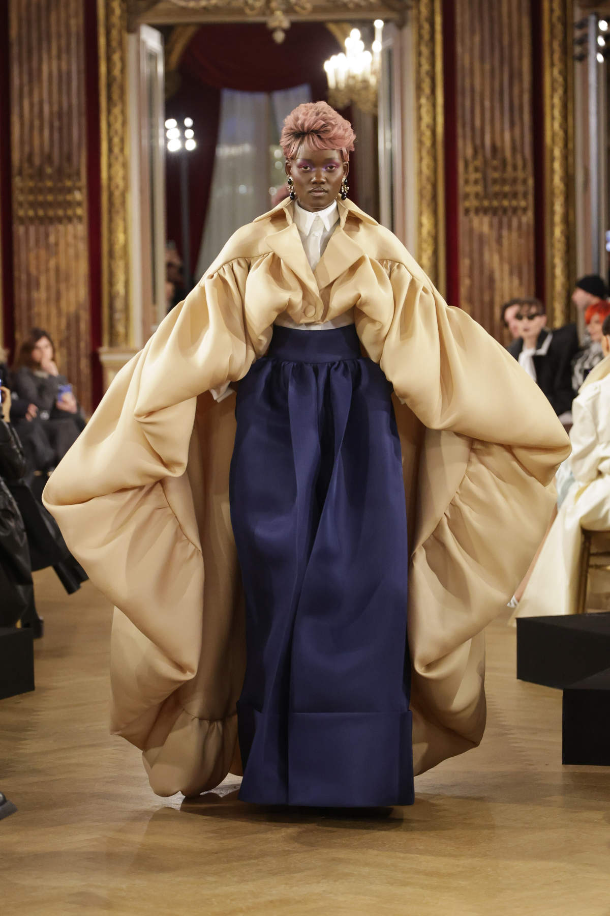 Viktor&Rolf Present Their New Haute Couture Spring/Summer 2025 Collection: Couture Prompt