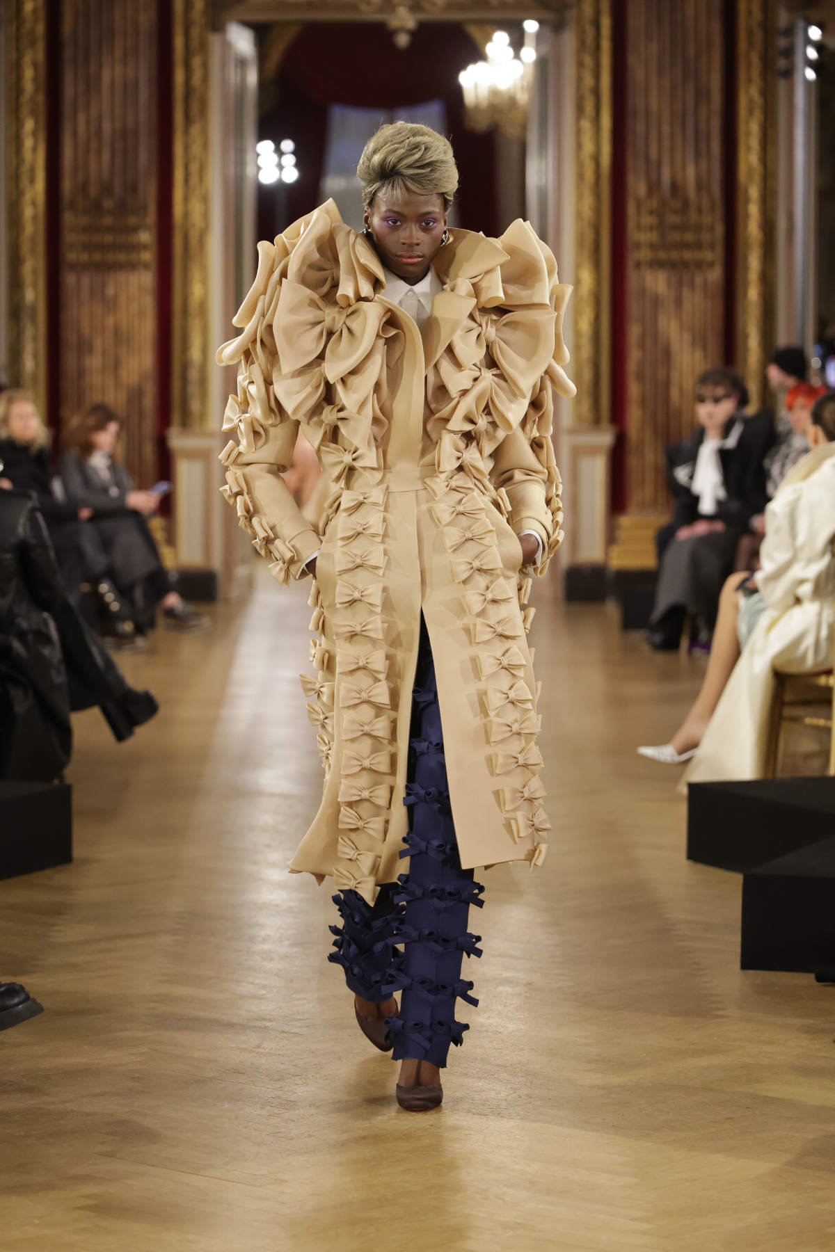 Viktor&Rolf Present Their New Haute Couture Spring/Summer 2025 Collection: Couture Prompt