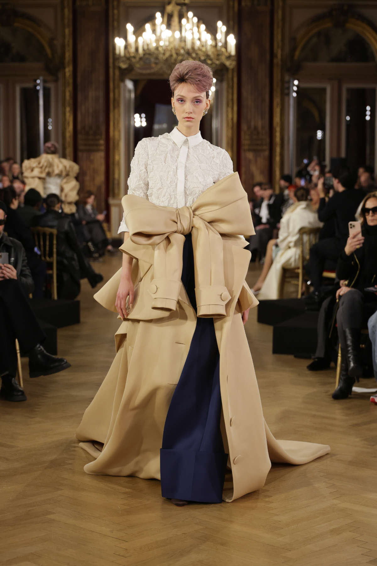 Viktor&Rolf Present Their New Haute Couture Spring/Summer 2025 Collection: Couture Prompt