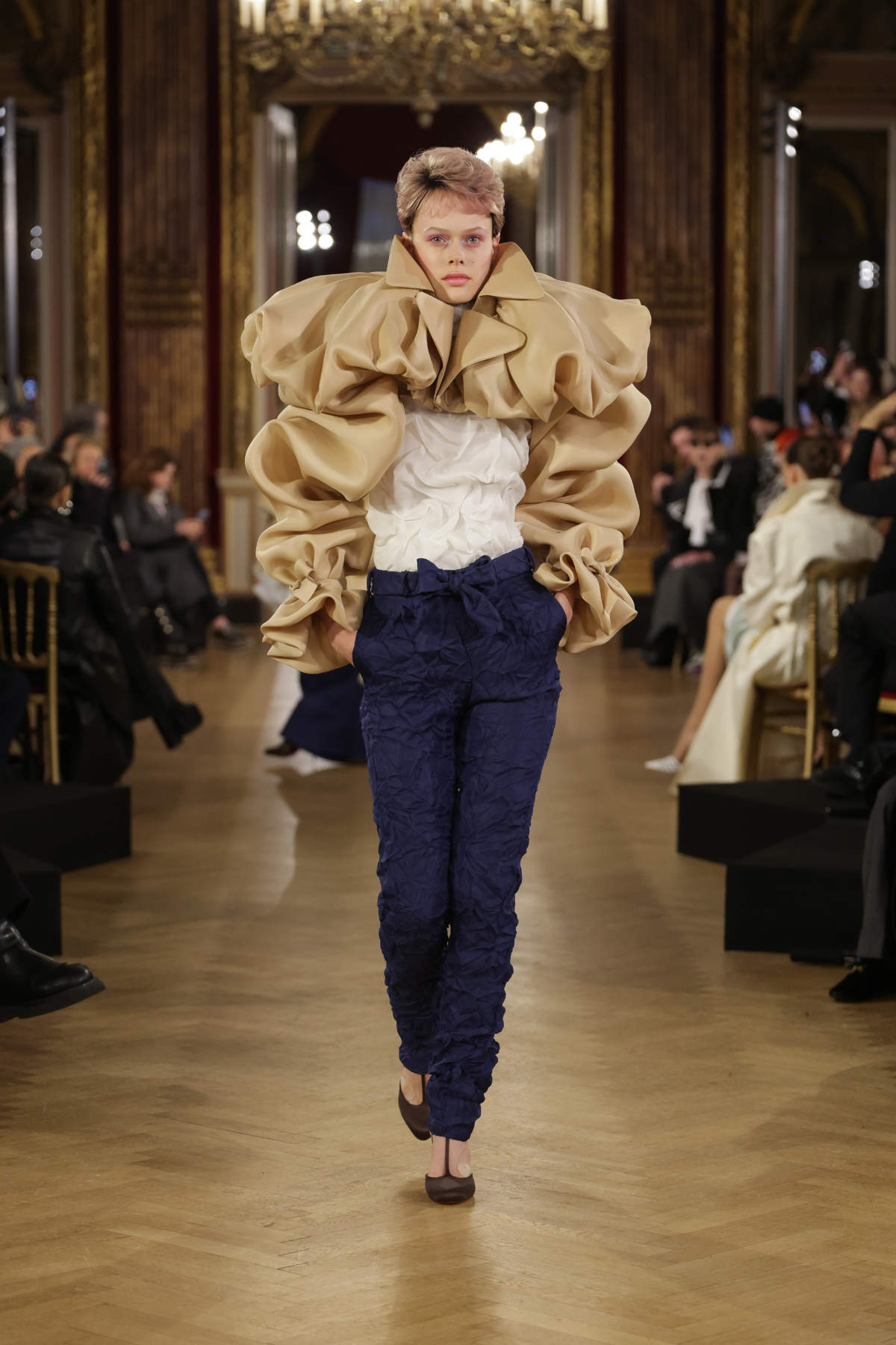 Viktor&Rolf Present Their New Haute Couture Spring/Summer 2025 Collection: Couture Prompt